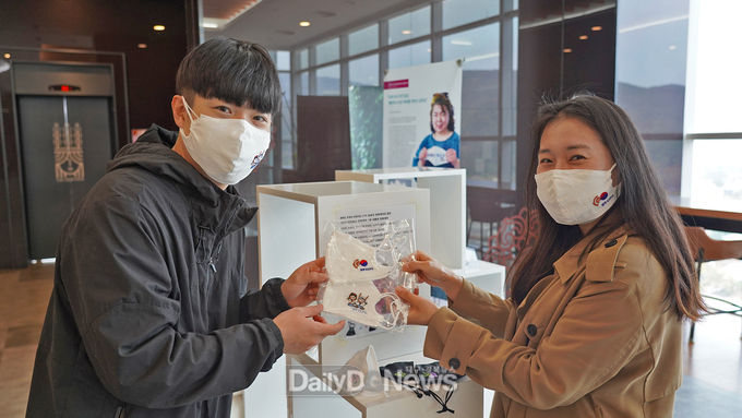 경주엑스포는 화랑·원화 캐릭터와 경주 문화재가 수놓아진 친환경 디자인 마스크를 선보였다