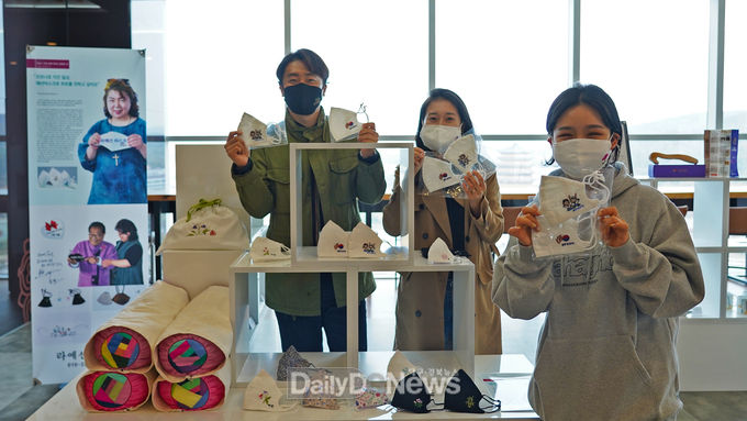 경주엑스포는 화랑·원화 캐릭터와 경주 문화재가 수놓아진 친환경 디자인 마스크를 선보였다