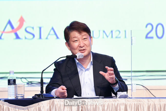 권영진 대구시장이 3일 '제96회 아시아포럼21 정책토론회'에서 대구경북 행정통합에 대한 생각을 밝히고 있다. (사진=대구시 제공)