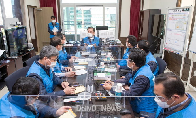 한울2호기 방사능방재 전체훈련 중 비상대책본부 회의 모습