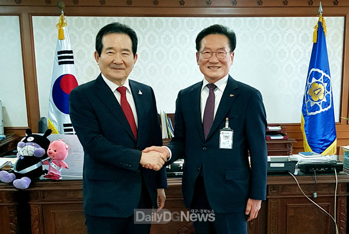 영천시) 최기문 영천시장, 정세균 국무총리와 만나 긴급현안 건의하는 사진