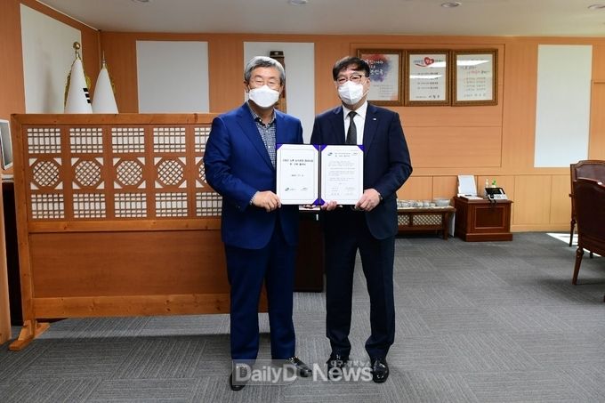 곽용환 고령군수(사진 왼쪽)가 지역민들이 안심하고 마실 수 있는 깨끗한 수돗물을 공급하기 위해 11월 5일 오전 고령군청에서 K-water(사장 박재현)와 노후 상수도 시설개선을 위한 ‘고령군 노후상수관망 정비사업’ 협약을 체결하고 기념촬영을 하고 있다.<br>

