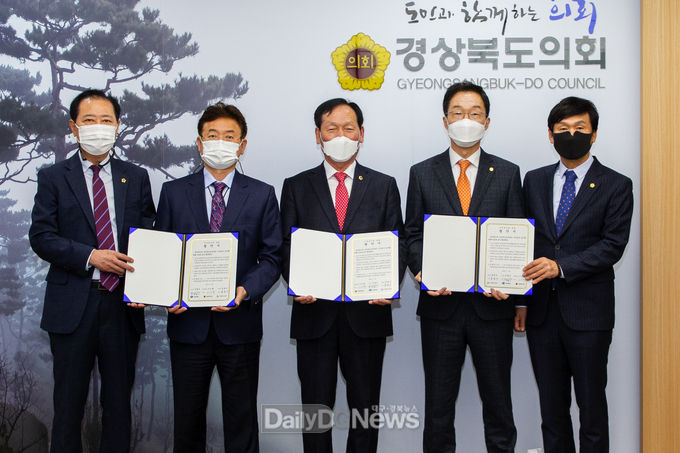 11월 6일 경북도의회에서 이철우 도지사, 임종식 도교육감, 고우현 도의회 의장이 참석한 가운데 ‘초․중․고 무상급식 전면 실시 협약’ 체결식을 갖고 기념촬영을 하고 있다.