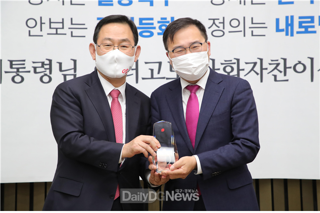 홍석준 국민의힘 대구 달서구갑 국회의원(오른쪽)이 6일 2020 국민의힘 국정감사 우수의원으로 선정되고 주호영 원내대표(왼쪽)와 기념촬영을 하고 있다. (사진=홍석준 의원실 제공)