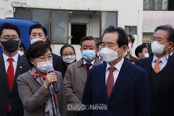 국민의힘 김정재 국회의원(포항북구)이 11월 7일 포항지진 3주기를 맞아 포항을 찾은 정세균 국무총리에게 영일만대교 건립과 방사광가속기 빔라인 증설 등 지역경제 활성화를 위한 현안사업 시행을 촉구하고 있다.