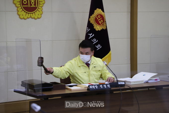 전경원 대구시의회 교육위원회 위원장이 9일 대구시교육청에 대한 행정사무감사 실시를 선언하고 있다. (사진=이준호 기자)
