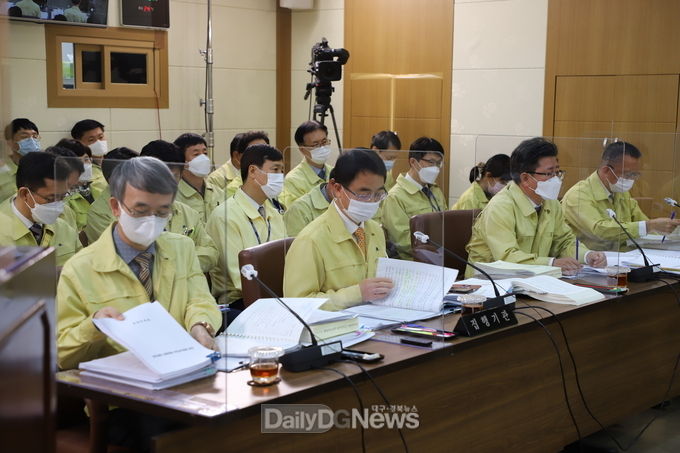 대구시의회 교육위원회의 행정사무감사를 받고 있는 대구시교육청 공무원들 모습. (사진=이준호 기자)