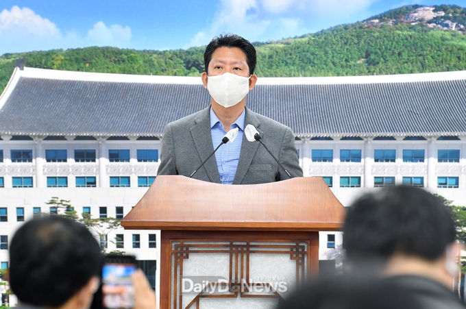 사진)데일리대구경북뉴스 김형만 기자)경상북도가 11월 10일 도청에서 기자회견을 열어 2021년도 당초예산안 규모 10조 6,548억원 확정에 대해 발표하고 있다.