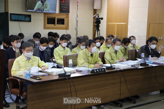 대구시의회 기획행정위원회 행정사무감사를 받고있는 대구시 기획조정실장(앞줄 왼쪽에서 두번째)과 대구경북연구원장(앞줄 왼쪽에서 세번째). (사진=이준호 기자)