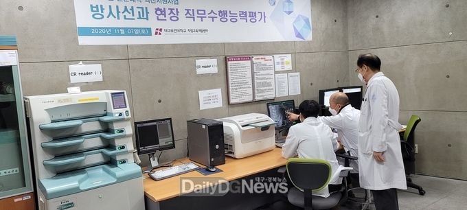 대구보건대학교 연마관 방사선과 실습실에서 7일 영상기기조작능력에 대한 현장직무수행능력 평가를 실시하고 있는 모습. (사진=대구보건대 제공)
