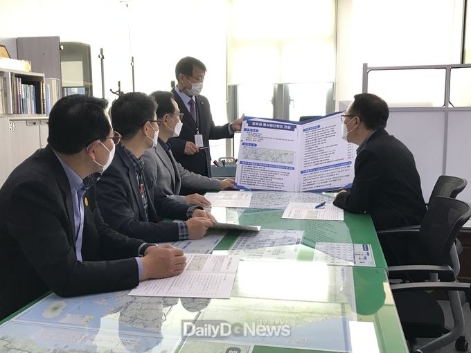 영주시 등 12개 시·군 “국가철도망 구축” 한 목소리 (국토교통부 김선태 철도국장에서 설명하는 모습)