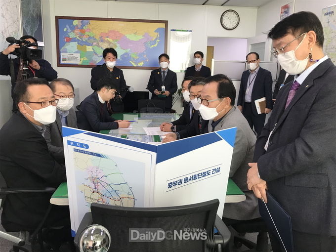영주시 등 12개 시·군 “국가철도망 구축” 한 목소리 (국토교통부 김선태 철도국장에서 설명하는 모습)