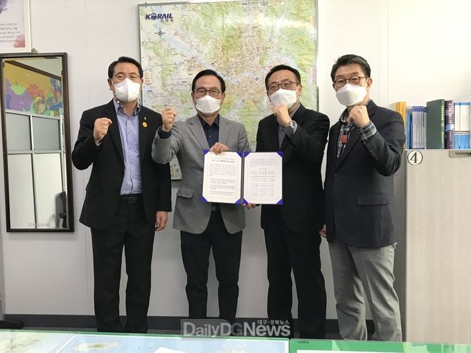 영주시 등 12개 시·군 “국가철도망 구축” 한 목소리 (왼쪽부터 전찬걸 울진군수, 박상돈 천안시장, 김선태 철도국장, 장욱현~