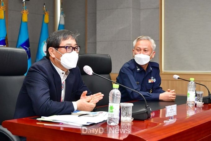 경상북도 하대성 경제부지사가 통합신공항 건설사업의 성공적인 추진을 위해 11월 12일 오전 대구 K-2 공군기지를 방문해 공군군수사령관, 제11전투비행단장, 항공자원관리단장 등 공군 책임자들과 만나, 군 공항 이전 및 소음 대책 등과 관련한 전반적인 사항에 대해 논의하고 있다.