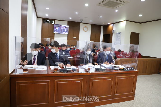 대구시의회 건설교통위원회 행정사무감사 받는 대구시 통합신공항추진본부 주요 간부들 모습. (사진=이준호 기자)