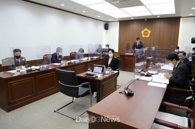 대구시의회 건설교통위원회의 대구시 통합신공항추진본부 행정사무감사 실시 모습. (사진=이준호 기자) 