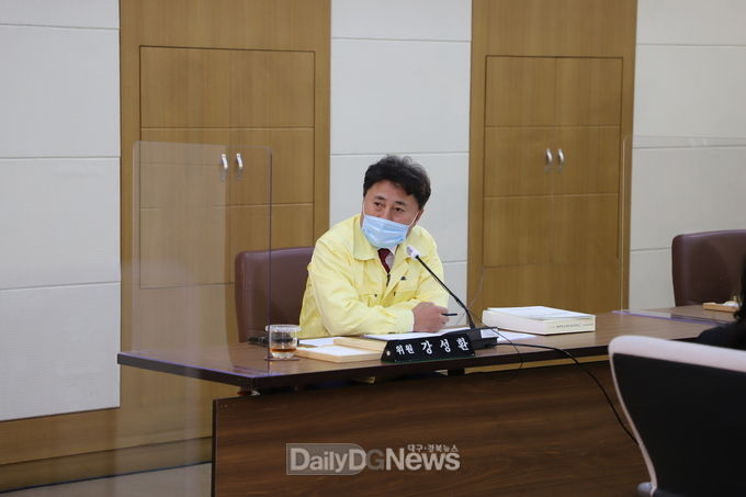 강성환 대구시의회 교육위원회 위원이 10일 대구시교육청 행정사무감사에서 지역 중소업체 교육기자재 제품을 구입 할 것을 촉구하고 있다. (사진=이준호 기자) 