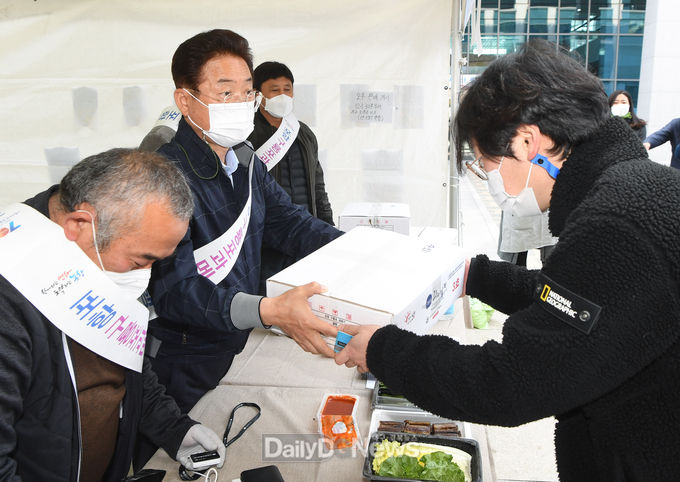 최대 규모의 전국 할인행사인 코리아세일페스타에 구룡포 과메기 축제가 지자체 연계사업으로 선정돼 경상북도가 찾아가는 과메기 축제를 11월 13일 경북도청에서 개최해 판매하고 있다.