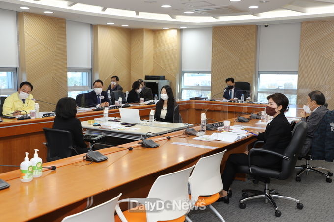 대구시의회 경제환경위원회의 대구디지털산업진흥원에 대한 행정사무감사 실시 모습. (사진=이준호 기자)