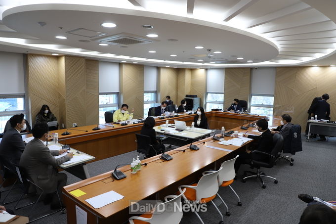 대구시의회 경제환경위원회의 대구디지털산업진흥원에 대한 행정사무감사 실시 모습. (사진=이준호 기자)