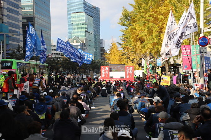 민주노총대구지역본부가 11월 14일 오후 2시 더불어민주당 대구시당 앞에서 ‘전태일 50주기 열사정신 계승! 2020 대구지역 노동자 대회’를 가지고 있다. (사진=이준호 기자)