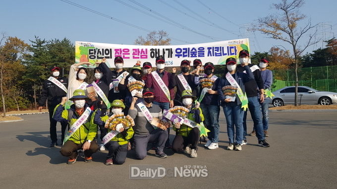  산을 찾는 시민들을 대상으로 산불예방 홍보활동을 실시