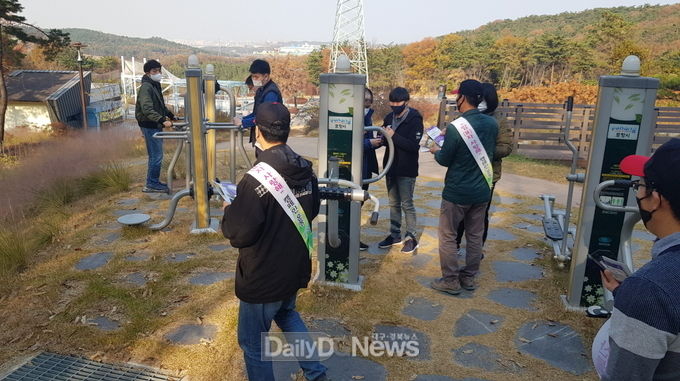  산을 찾는 시민들을 대상으로 산불예방 홍보활동을 실시