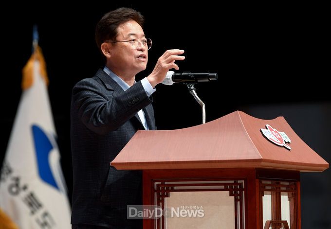 이철우 경상북도지사가 11월 16일 도청 동락관에서 ‘11월 직원 만남의 날’ 소통의 시간을 갖고 사중구생( 死中求生)의 정신을 강조하며 끊임없는 변화와 혁신으로 새로운 기회를 만들어 나갈 것을 당부하고 있다.