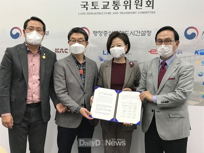 중부권 동서횡단철도 건설은 지역균형발전의 지렛대” (공동건의문 전달하는 모습 왼쪽부터 전찬걸 울진군수, 장욱현 영주시장)