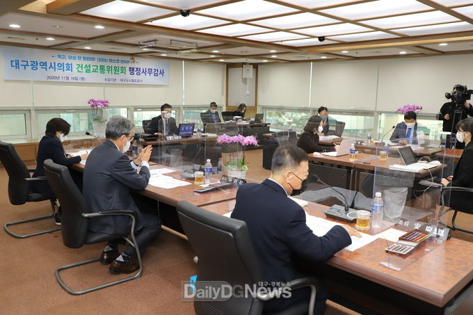 대구시의회 건설교통위원회의 대구도시철도공사 행정사무감사 모습. (사진=이준호 기자)