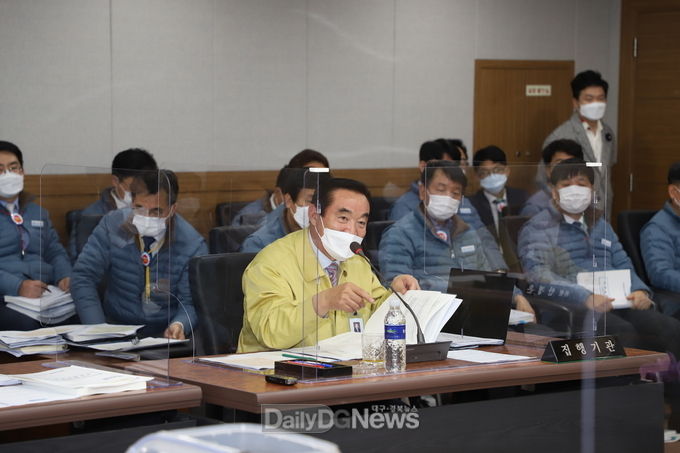 홍승활 대구도시철도공사 사장이 16일 대구시의회 건설교통위원회 행정사무감사에서 의원들의 질문에 답하고 있다. (사진=이준호 기자)