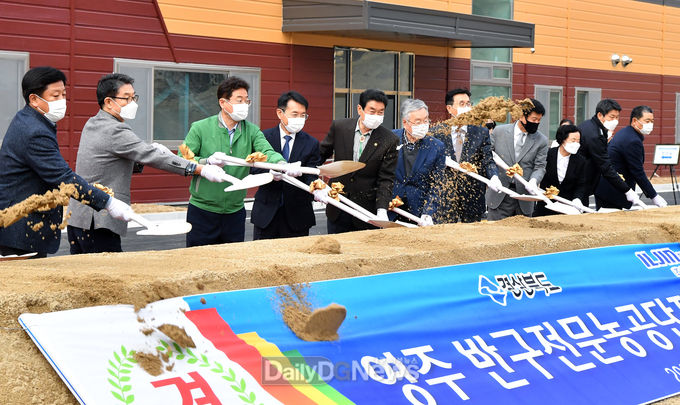 경상북도가 11월 17일 ㈜베어링아트 영주공장에서 이철우 도지사와 장욱현 영주시장, 송영수 ㈜베어링아트 대표이사, 도의원 등 100여명이 참석한 가운데 첨단베어링 제조시설 투자를 위한 반구전문농공단지 확장 기공식을 개최하고 있다.