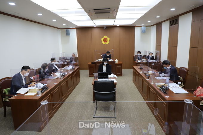 대구시의회 문화복지위원회의 대구시 사회서비스원 행정사무감사 장면. (사진=이준호 기자)