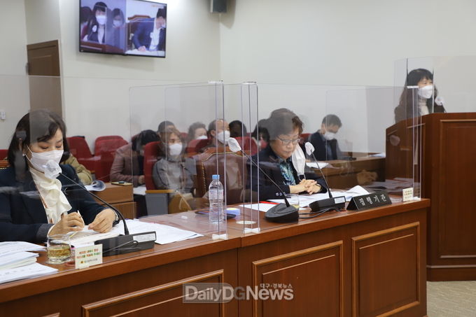 대구시의회 문화복지위원회 행정사무감사를 받고있는 대구시 사회서비스원 김영화 대표와 간부 직원들 모습. (사진=이준호 기자)