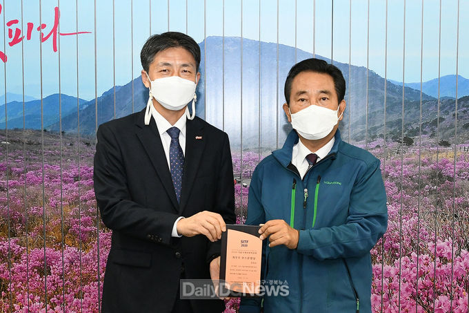 대구 달성군은 ‘2020 서울국제관광박람회’에서 최우수 부스운영상을 수상하고 기념촬영을 하고 있다. (사진=달성군 제공)
