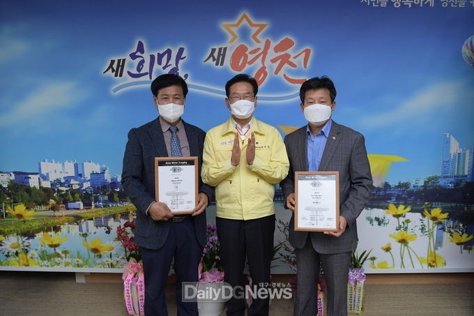 아시아와인트로피 사진(왼쪽부터 조성현 오계리와이너리대표, 최기문 영천시장, 박진환 We와이너리 대표).