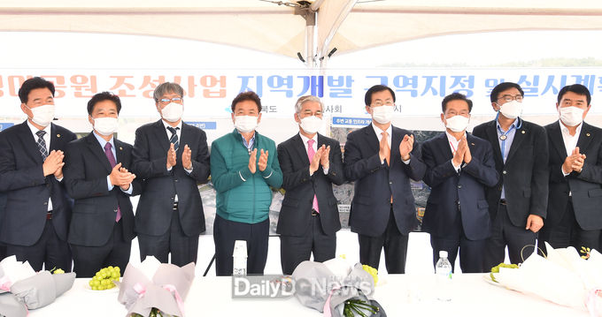이철우 경상북도지사rk 11월 18일 지역개발사업 승인으로 모든 행정절차가 마무리된 영천경마공원 사업부지를 찾아 본격적인 경마공원 조성사업 추진현황을 점검하고 관련기관 간 협력방안을 논의한 뒤 기념촬영을 하고 있다.