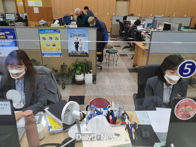 청각장애인 위해 투명 마스크 쓰고 민원 응대