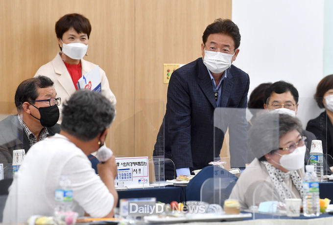 이철우 경상북도지사가 11월 18일 진행된 2022년 제4회 대한민국 사회적경제 박람회 개최지 선정심사에서 2022년 대한민국 사회적경제 박람회를 경북으로 유치하기 위한 설명을 하고 있다.