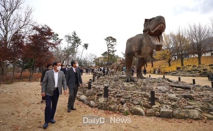 칠곡 가산수피아를 둘러보고 있다