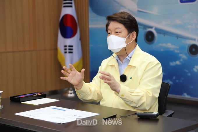 권영진 대구시장이 지난 8월 대구경북인터넷기자협회와 인터뷰를 하고 있는 모습. (사진=이준호 기자)