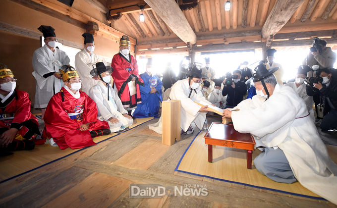 11월 20일 경상북도와 안동시, 영남유림이 서애 류성룡 선생 가문과 학봉 김성일 선생 가문의 400년간 이어진 묵은 갈등(병호시비)을 해소하기 위한 호계서원 복설 고유제 및 추향례를 개최하고 있다.