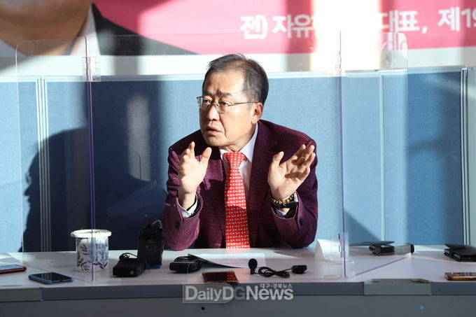 홍준표 의원이 20일 기자간담회를 열고 4대 관문공항에 대한 구상을 밝히고 있다. (사진=이준호 기자)