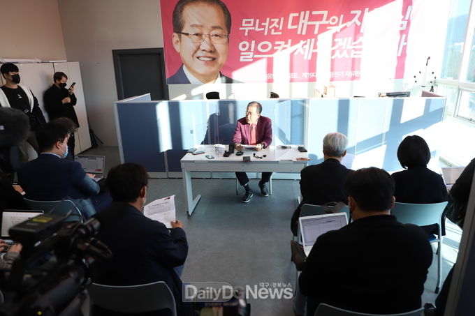 홍준표 의원의 신공항 특별법 관련 기자간담회 모습. (사진=이준호 기자)