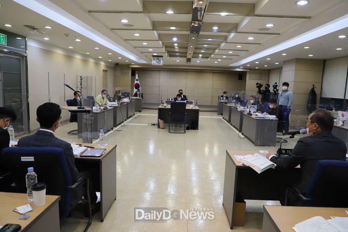 대구시의회 경제환경위원회가 19일 대구테크노파크에 대한 행정사무감사를 실시하고 있다. (사진=이준호 기자)