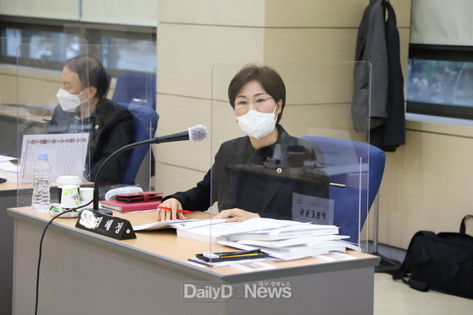 대구시의회 경제환경위원회의 대구테크노파크에 대한 행정사무감사에서 김혜정 의원이 고용친화기업 선정의 투명성을 강조하고 있다. (사진=이준호 기자) 
