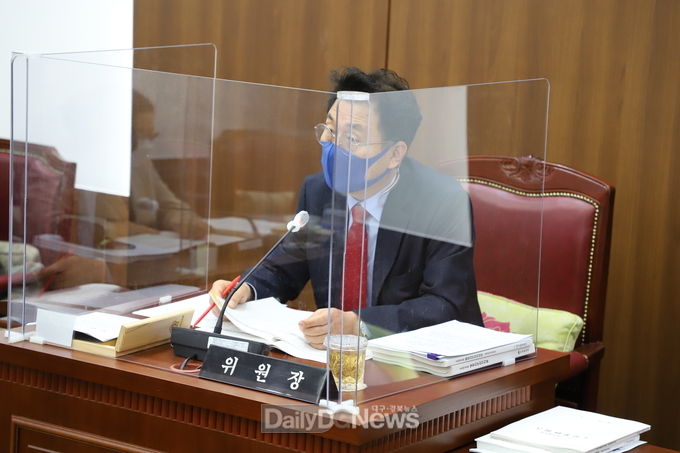홍인표 대구시의회 경제환경위원회 위원장. (사진=이준호 기자)