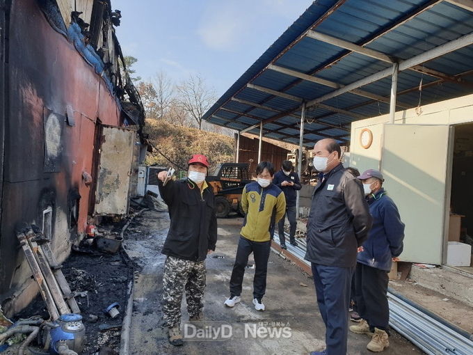강영석 시장(사진 오른쪽)이 지난 21일 오전 돈사 화재로 피해를 입은 모서면 대포리 농가를 방문하여 화재 피해현황을 살펴보고 있다.