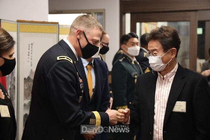 경상북도 제공) 이철우 도지사가 지난 20일 한․미동맹의 전초기지이자 대구․경북의 지역안보를 지원해주고 있는 미 19지원사령부를 방문해 인사를 나누고 있다.