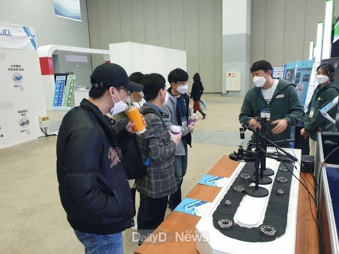 대구공업대학교 기계과 창업동아리 CAPIA 학생들이 ‘2020 스마트팩토리 컴퍼런스 & 엑스포’를 참관하고 있는 모습. (사진=대구공업대 제공)